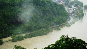 Dort, wo sich jeden Tag eine Pendler-Blechkolonne über die Rohrbacher Bundesstraße nach Linz wälzt, herrschte heute rege Unbetriebsamkeit. Foto: oepb 