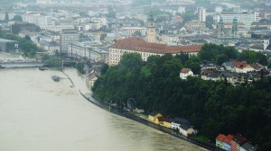 Blick auf das Linzer Schloss, die teilweise überschwemmte Altstadt und den gesperrten Römerberg-Tunnel. Foto: oepb
