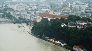 Blick auf das Linzer Schloss, die teilweise überschwemmte Altstadt und den gesperrten Römerberg-Tunnel. Foto: oepb 