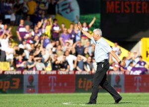 Ich bin wieder hier, in meinem Revier ..." Ein ganzes Stadion applaudierte dem Trainer der Gast-Mannschaft nach Spielschluss. Toni Polster genoss sichtlich die Ovationen um seine Person. Foto: GEPA