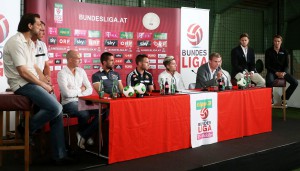 Neben den 10 BL-Trainern gaben auch 10 Aktive der jeweiligen Erstliga-Teams kurze Statements zur neuen Saison ab. V.l.: Szabor Safar (Wacker Innsbruck), Thomas Gebauer (SV Ried), Dennis Mimm (SC Wiener Neustadt), Ione Cabrera (SV Grödig), Steffen Hofmann (RAPID Wien), Kevin Kampl (RB Salzburg), Michael Sollbauer (Wolfsberger AC), Manuel Ortlechner (verdeckt, FK Austria Wien), Richard Windbichler (Admira/Wacker) und Andreas Hölzl (SK Sturm Graz). Foto: GEPA