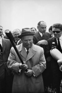 Nikita Chruschtschow mit einer Axt beim Pariser Gipfel, 1960. Foto: Erich Lessing / ÖNB