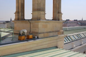 Imker Felix Munk stellt die Bienenstöcke am Dach des Naturhistorischen Museums auf. Foto: NHM, Hisham Momen