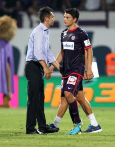 Ein enttäuschter Philipp Hosiner wird von FAK-Trainer Nenad Bjelica vom Feld geholt. Foto: GEPA