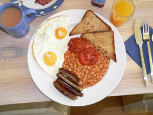 ... typisch deftiges Breakfast in Großbritannien, es ist nicht erwiesen, ob ein Zuviel oder Zuwenig des Frühstückes gesundheits-förderlich oder aber -schädlich ist. Foto: RJH 1962