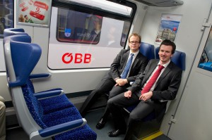 Mag. Klaus Garstenauer (links), Leiter Nah- und Regionalverkehr, sowie Dipl.-Ing.(FH) Hannes Eichtinger beim Sitz-Test. Foto: ÖBB/Christian Zenger