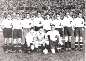 Das Wunderteam schlug am 14. 9. 1931 in Wien vor 50.000 Zuschauern Deutschland mit 5 : 0. Stehend v.l.: Karl Zischek, Josef Blum, Adolf Vogl, Friedrich Gschweidl, Karl Gall, Karl Rainer, Matthias Sindelar, Johann Mock; Hockend v.l. Anton Schall, Rudolf Hiden, Josef Smistik; Foto: oepb