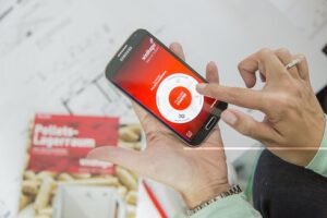 Windhager bietet seine innovative App kostenlos in den App Stores für Apple- und Androidsysteme an. Zusätzlich gibt es für alle, die ihren Pelletslagerraum lieber auf ihrem PC oder Laptop planen, eine Browserversion. Foto: Windhager