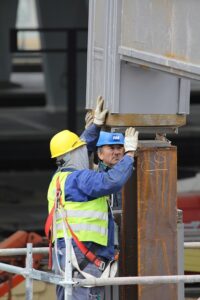 ... ist millimetergenaue Maßarbeit angesagt. Eine wahre Herausforderung. Foto: ÖBB/Haider 