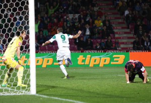 Des einen Freud, des anderen Leid. Während Terrence Boyd jubelnd abdreht jubelt, befindet sich Markus Suttner am Boden zerstört. Foto: GEPA