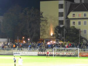 ... als auch auf die Hinter-Tor-Tribüne, Zuschauer allerorts. Fotos: oepb