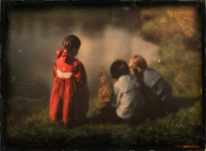 Lotte, Hans und Walter Kühn spielen am Wasser um 1908. Foto: Heinrich Kühn 