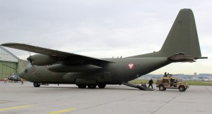 Ein "Sandviper"-Puch G beim Entfahren aus der C 130 Hercules. Foto: Milkdo OÖ