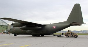 Ein "Sandviper"-Puch G beim Entfahren aus der C 130 Hercules. Foto: Milkdo OÖ 