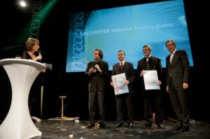 V.l.: Barbara Rhett, Dr. Manfred Gaulhofer und drei weitere Preisträger. Foto: Atelier Heimo Binder