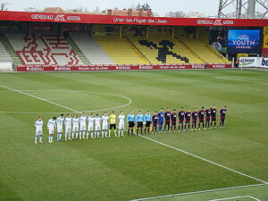 Beide Teams vor Spielbeginn (links St. Petersburg, rechts die Austria): Foto: oepb
