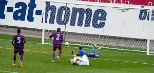 Schrecksekunde in der 12. Minute. 0 : 1 durch Pavel Dolgov (am Boden) Michael Blauensteiner (Nr. 5), Sandro Widni (Nr. 2), sowie Osman Hadzikic können den Gegentreffer nicht mehr verhindern. Foto: oepb