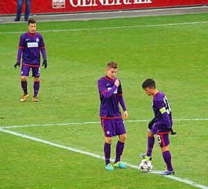 Und nun laßt uns beginnen! Valentin Grubeck (links), sowie Sascha Horvath beim Anstoß nach dem 0 : 1. Die Nr. 8 ist Dominik Prokop. Foto: oepb 