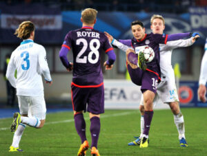 Akrobat schööön! Cristian Ansaldi (Nr. 3), Daniel Royer (Nr. 28) und Tomas Hubocan (Nr. 14) bestaunen die Ball-Behandlung des Doppel-Torschützen Philipp Hosiner (Nr. 16). Foto: GEPA 