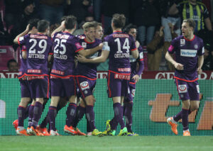 Jubelnde violette Spielertrauben waren gestern Abend keine Seltenheit. Foto: GEPA