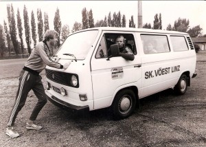 Der SK VÖEST-Bus geriet im Werk ins Stottern. Unter lautstarken Zurufen von Chauffeur "Fuchsi" mühte sich Team-Kollege Karl Hodits beim Anschieben ab. Aus der Spielzeit 1981/82. 