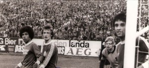 Volles Haus auf der Linzer Gugl anhand eines Stadt-Derbys, 2 : 2 vom 7. Mai 1975. V.l.: Helmut Köglberger (LASK), Gerhard Horvath, Erwin Fuchsbichler und Norbert Ebster (alle SK VÖEST).