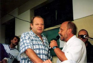 Erwin Fuchsbichler (links) anhand eines Interviews am SV Austria Tabak-Platz im Gespräch mit Wolfgang Bankowsky anlässlich des so genannten Auferstehungsfestes des blau-weißen Linzer Fußballs. Geschehen am 1. August 1997. 