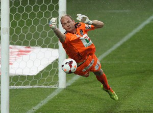 WAC-Goalie Alexander Kofler hatte gerade in der zweiten Spielhälfte alle Hände voll zu tun, war aber gegen jeden der drei Prachttreffer von Austria´s Philipp Hosiner chancenlos. Foto: GEPA