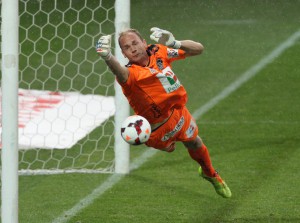 WAC-Goalie Alexander Kofler hatte gerade in der zweiten Spielhälfte alle Hände voll zu tun, war aber gegen jeden der drei Prachttreffer von Austria´s Philipp Hosiner chancenlos. Foto: GEPA 