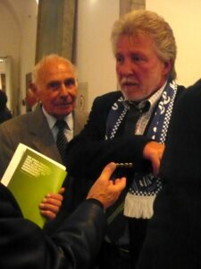 Willi Kreuz und Johann Rinner im Linzer Schlossmuseum 2008 anlässlich der Ausstellung "Fussball: Geschichten & Geschichte". Die Art und Weise des eingefädelten deals der Verpflichtung von Willi Kreuz zaubert Johann Rinner auch heute noch ein spitzbübisches Lächeln ins Gesicht. Foto: Michael Hummer