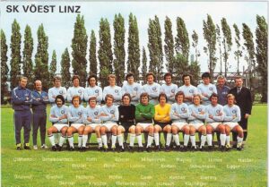 Jene Streitmacht des SK VÖEST zog im Sommer 1973 los, um die österreichische Meisterwürde in die blaue Stahlstadt an die Donau nach Linz zu holen. Der Sportplatz im Werk, auf dem das Foto entstand, fiel 2004 der Abrissbirne zum Opfer. Heute steht dort die voestalpine-Stahlwelt.