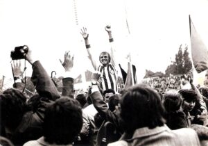 Der Münsteraner Michael Lorenz lässt sich nach Spielschluss von der jubelnden Menge gebührend feiern. Foto: © oepb