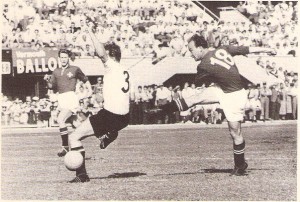 Josef Huegi (rechts, Nr. 18) erzielt einen seiner drei Treffer. Ernst Happel (Nr. 3) kommt zu spät.