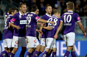 Jubelnde violett-weiß gewandete Spielertrauben gab es gestern Abend oftmals zu sehen auf der Hohen Warte. Foto: GEPA