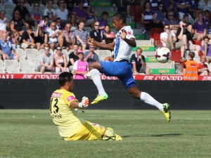Eine Aktion aus der ersten Spielhälfte. Josef Reyna überspringt Heinz Lindner. Foto: GEPA