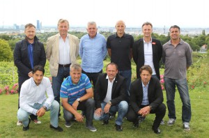 Die 10 Trainer, stehend v.l.: Michael Streiter (Wacker Innsbruck), Karl Daxbacher (LASK), Ivo Istuk (Hartberg), Peter Zeidler (Liefering), Hans Kleer (FAC) und Kurt Russ (Kapfenberg. Hockend v.l.: Ivica Vastic (Mattersburg), Herbert Gager (St. Pölten), Willi Schuldes (Horn) und Helgi Kolvidsson (Austria Lustenau). Foto: GEPA