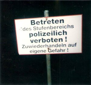 Die Tribüne hinter dem Tor war 1994 polizeilich gesperrt. Foto: oepb