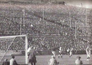 Kopf an Kopf reihen sich die Besucher. 38.000 bevölkerten die Hohe Warte am 7. November 1926 beim Ländermatch gegen Schweden (3 : 1). Foto: ÖNB