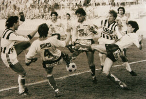 Die Vienna unterliegt am 29. November 1986 in Linz dem LASK mit 1 : 2. Kurios: 3 Vienna-Akteure dreschen gleichzeitig auf den Ball. Foto: Archiv der Stadt Linz