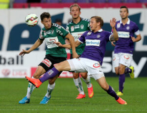 Daniel Royer (Bildmitte, gegen Stefan Lainer) trat als 2 : 1-Torschütze in Erscheinung, musste zur Halbzeit jedoch verletzt in der Kabine bleiben. Foto: GEPA