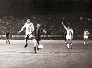 Johan Cruyff in allen Gassen. Gegen seinen beinharten Gegenspieler Georg Kottan machte er jedoch an jenem Abend keinen Stich. Ivan Brzic (rechts) reklamiert abseits. Foto: Johann Rinner/privat