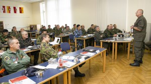 Brigadier Nikolaus Egger begrüßt die Militärattachés. Foto: Bundesheer / Simader