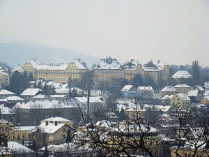 Blick vom Stiftsparkplatz aus auf die Kaserne. Foto: oepb.at, 02/14