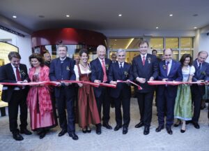 V.l.: OMV-Geschäftsführer Ing. Mag. Alois Wach, Christine Rosenberger, ASFINAG-Vorstandsdirektor Dr. Klaus Schierhackl, Landzeit Marketing-Chefin Mag. Elisabeth Rosenberger, der Bürgermeister von Altlengbach Mag. Wolfgang Luftensteiner, Bundeskanzler Werner Faymann, Landzeit-Gastgeber Wolfgang Rosenberger, NÖ-LH-Stellv. Mag. Wolfgang Sobotka, Isabelle Rosenberger und ASFINAG-Vorstandsdirektor DI Alois Schedl anlässlich der Eröffnung. Foto: Landzeit