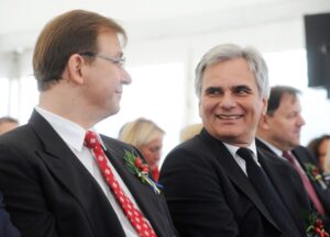 Bundeskanzler Werner Faymann (links) bescheinigte Landzeit-Gastgeber Wolfgang Rosenberger die hohe Qualität seiner Autobahn-Restaurants. Foto: Landzeit