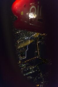 Blick durchs Guck-Loch-Fenster des airberlin-Rundflugs über die LICHTGRENZE der Stadt. Diese Lichtgrenze ließ für kurze Zeit die unsägliche Berliner Mauer noch einmal auferstehen. Foto: Jens Oellermann / airberlin