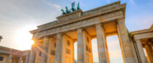 28 Jahre lag das Brandenburger Tor im Todesstreifen der geteilten Stadt und durfte weder von Ost-, noch von West-Berlinern betreten werden. Mit jenem 9. November 1989 rückte dieses Wahrzeichen von Berlin wieder vermehrt an die Bürger aus Ost und West heran. Foto: airberlin