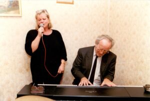 ildtext: Gerhard Bronner mit Marianne Mendt, der Interpretin seines Austropop-Klassikers von 1970 „Wie a Glock’n“. Foto: Österreichische Nationalbibliothek