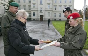 Zugsführer Saskia Biel (links) überreicht das Abzeichen an die Enkelin des Namensgebers, Gertrud Magerl. Foto: Bundesheer / Simader