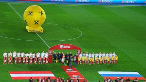 Beide Teams, Russland rechts, beim Abspielen der Hymnen. Foto: oepb